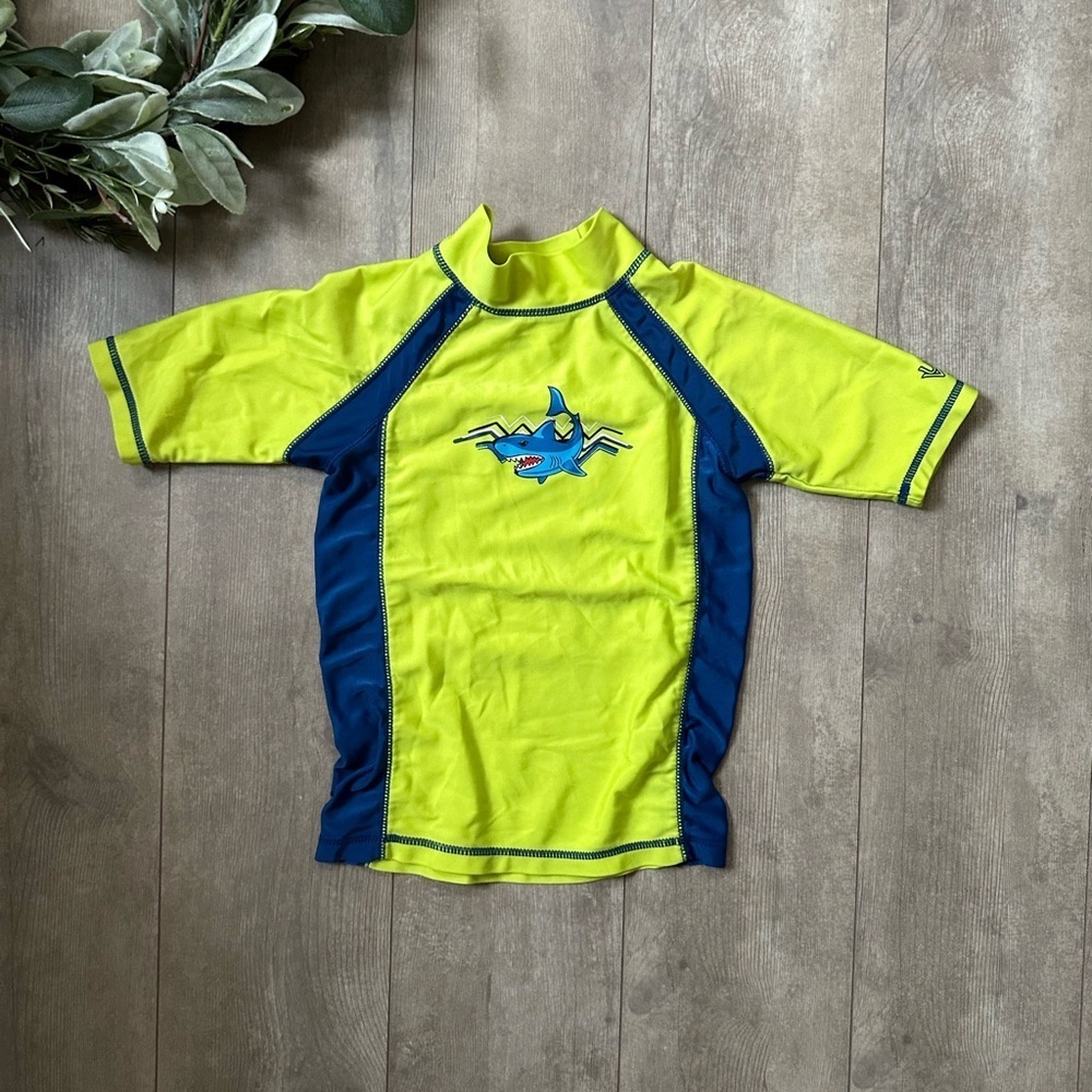 UV Skinz UPF 50+ Vibrant Boys Rash Guard Swim Top Size 6 Smiling Shark Two